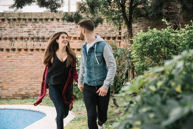 Pareja joven enamorada en jardín