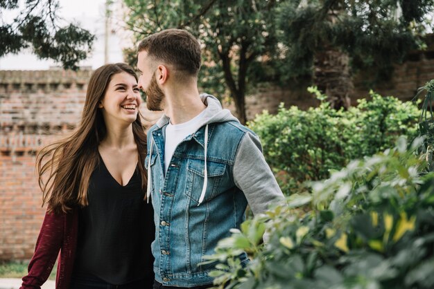 Pareja joven enamorada en jardín