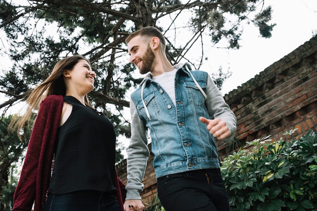 Foto gratuita pareja joven enamorada en jardín