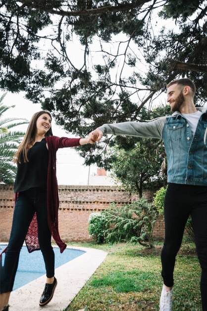 Pareja joven enamorada en jardín