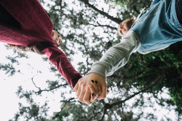 Foto gratuita pareja joven enamorada en jardín