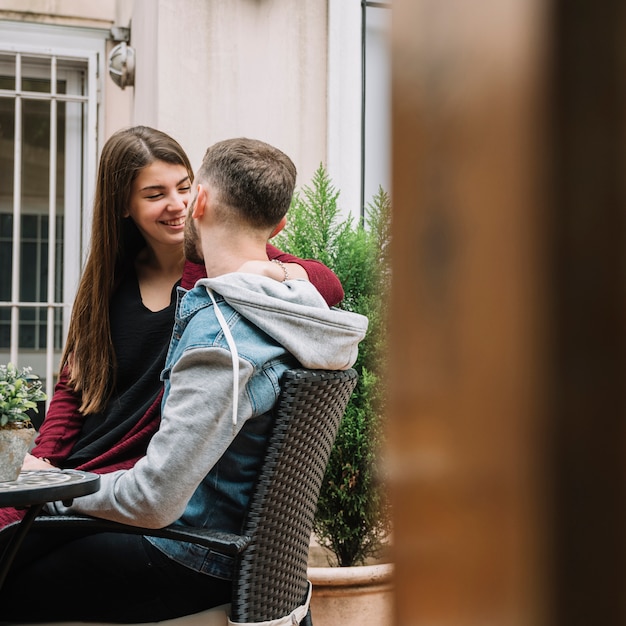 Foto gratuita pareja joven enamorada mirándose