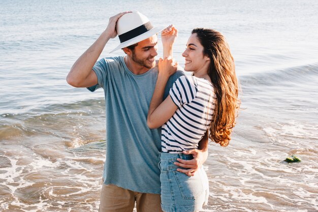 Pareja joven enamorada por la playa