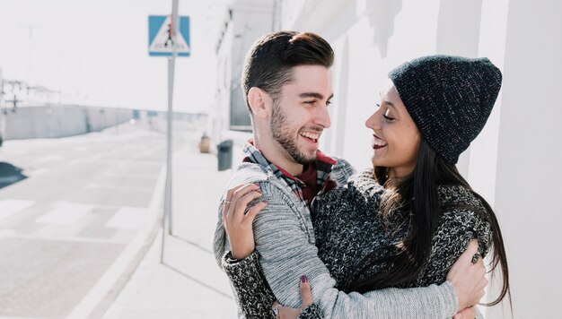 Pareja joven enamorada