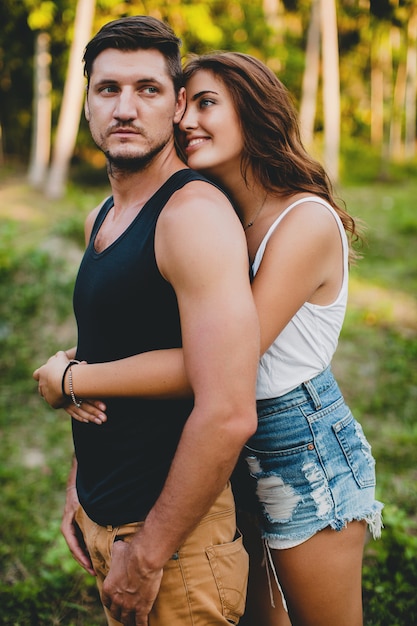 Pareja joven, enamorado, abrazar