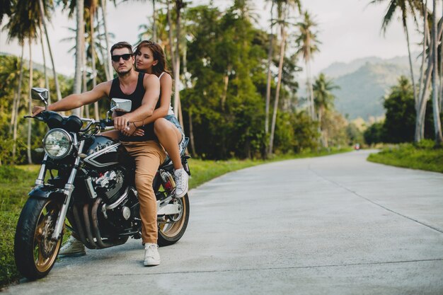 Pareja joven, enamorado, andar en motocicleta