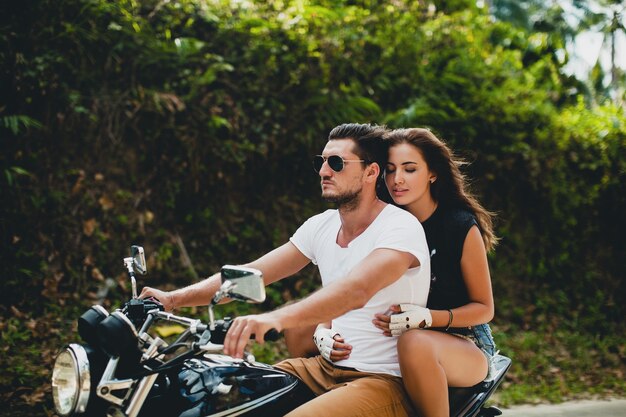 Pareja joven, enamorado, andar en motocicleta