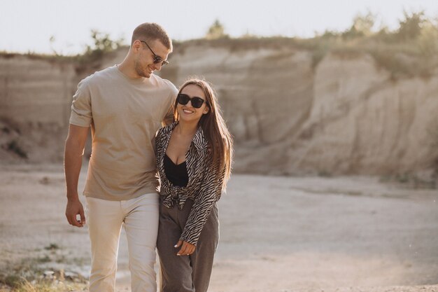 Pareja joven, enamorado, juntos, en, cantera