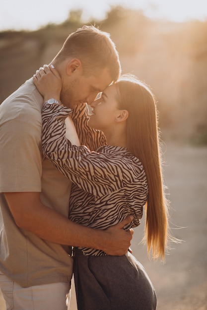 Pareja joven, enamorado, juntos, en, cantera