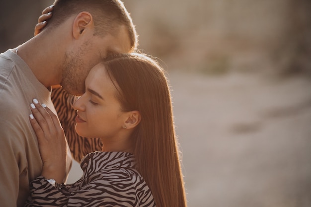 Pareja joven, enamorado, juntos, en, cantera