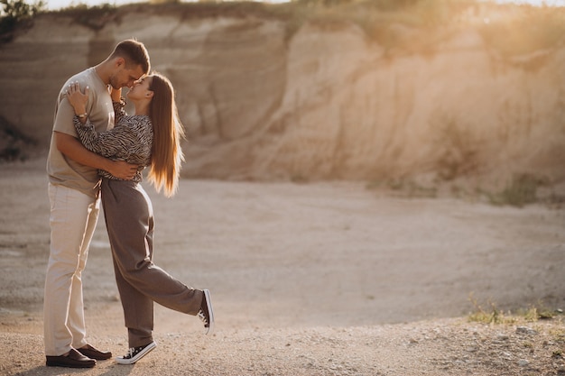 Foto gratuita pareja joven, enamorado, juntos, en, cantera