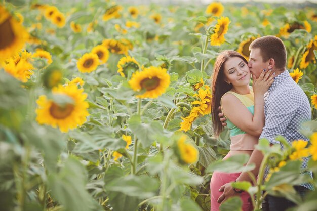 pareja joven, enamorado, juntos, en, naturaleza