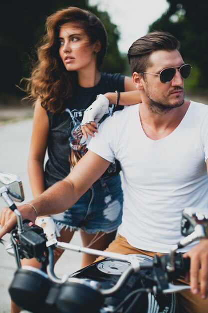 Pareja joven, enamorado, en una motocicleta