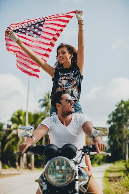 Foto gratuita pareja joven, enamorado, en una motocicleta