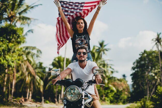 Pareja joven, enamorado, en una motocicleta