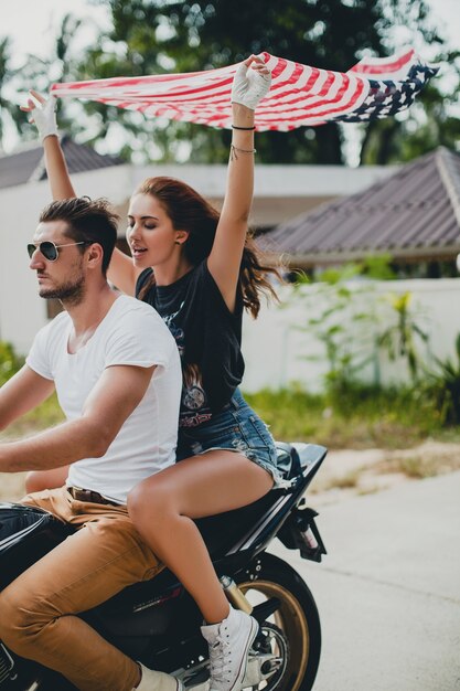 Pareja joven, enamorado, en una motocicleta