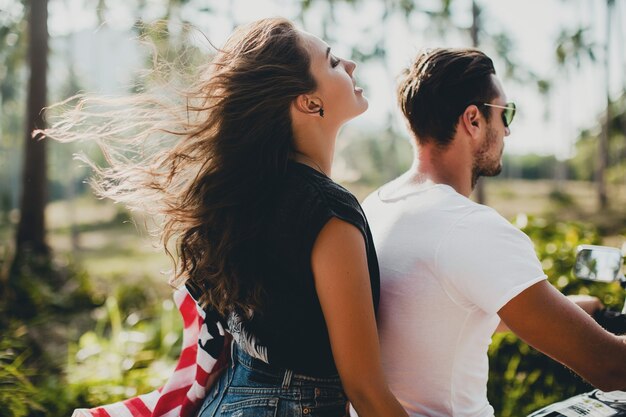 Pareja joven, enamorado, en una motocicleta