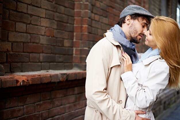 Pareja joven de enamorados al aire libre