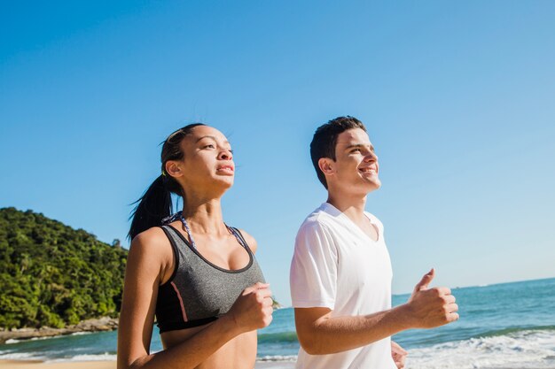 Pareja joven entrenando duro