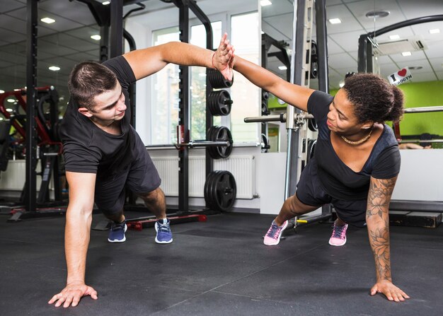 Pareja joven entrenando en el gimnasio