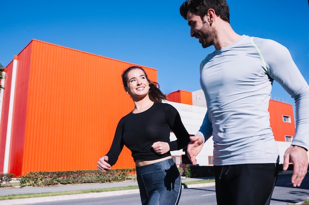 Pareja joven entrenando juntos