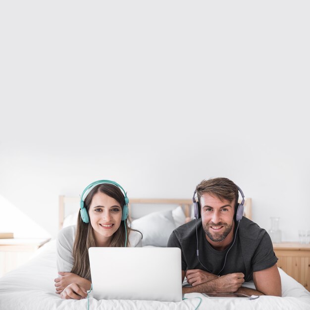 Pareja joven escuchando música con la app de spotify