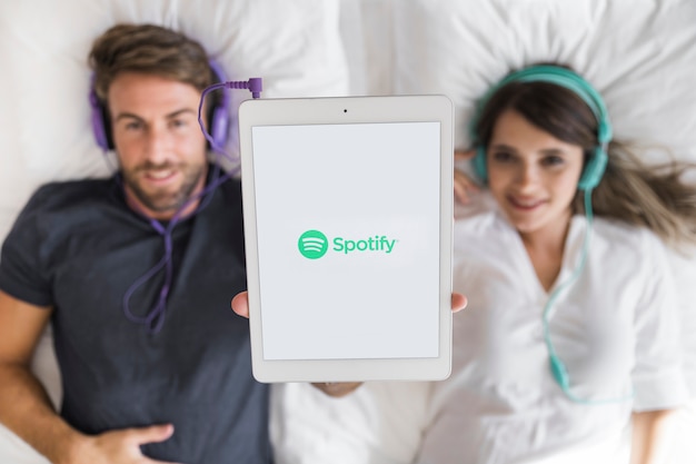 Pareja joven escuchando música con la app de spotify