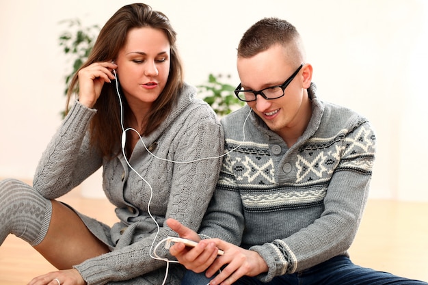 Foto gratuita pareja joven escuchando música