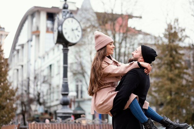 Pareja joven, espalda, paseo