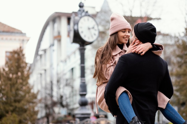 Pareja joven, espalda, paseo