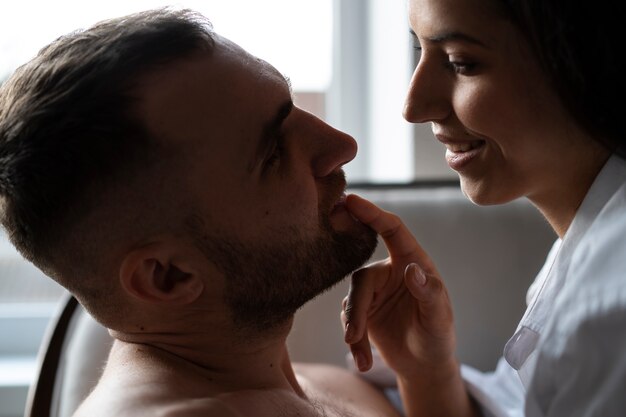 Pareja joven esquivando sus momentos de intimidad