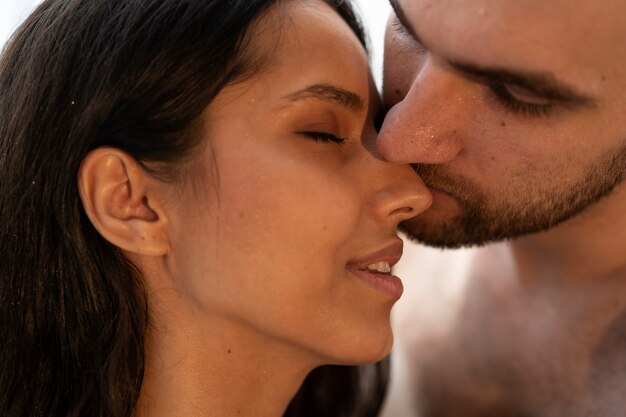 Pareja joven esquivando sus momentos de intimidad