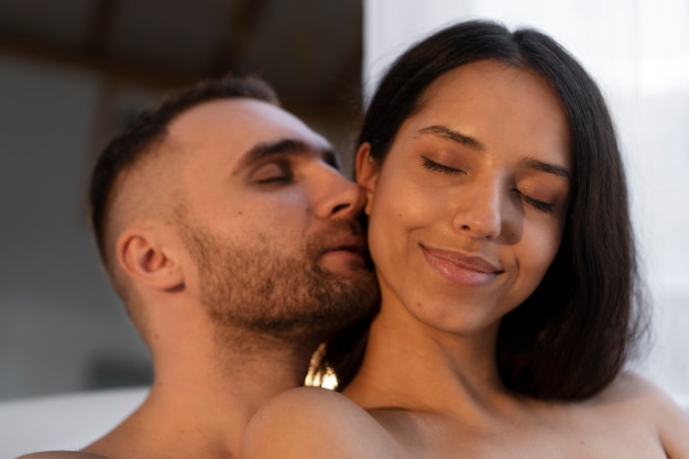 Pareja joven esquivando sus momentos de intimidad