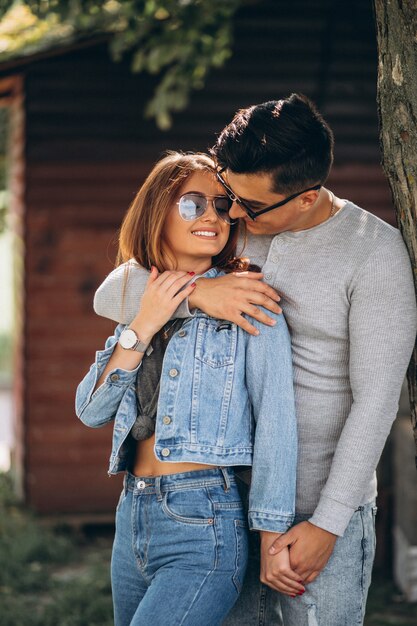 Pareja joven, en el estacionamiento