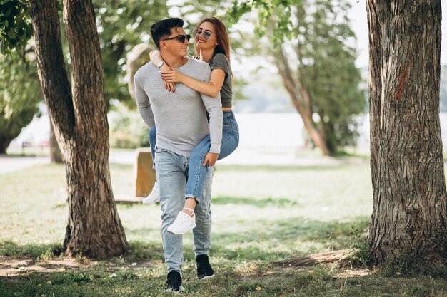 Pareja joven, en el estacionamiento