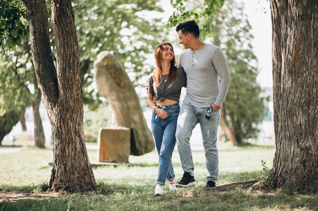 Pareja joven, en el estacionamiento