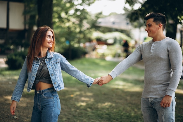 Pareja joven, en el estacionamiento