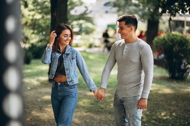 Pareja joven, en el estacionamiento