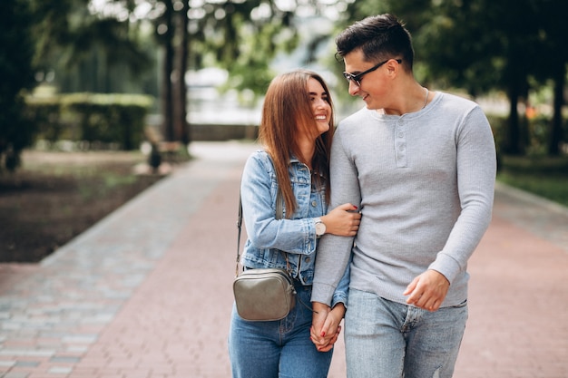 Pareja joven, en el estacionamiento