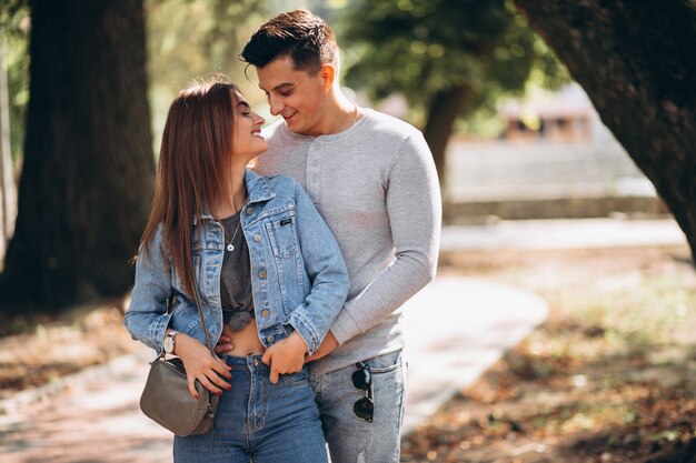 Pareja joven, en el estacionamiento