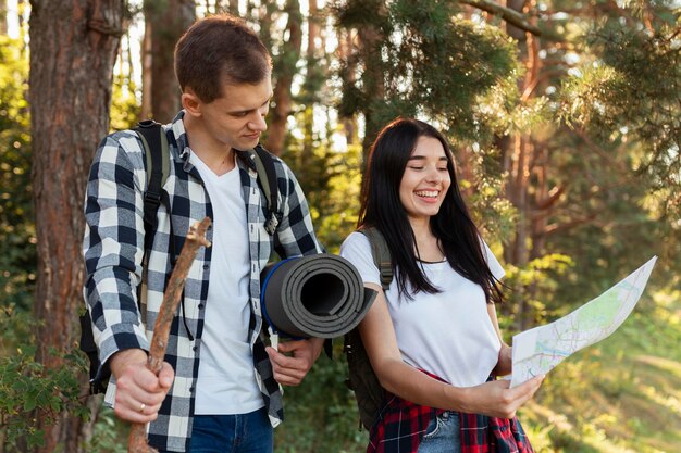 Pareja joven con estilo viajando juntos