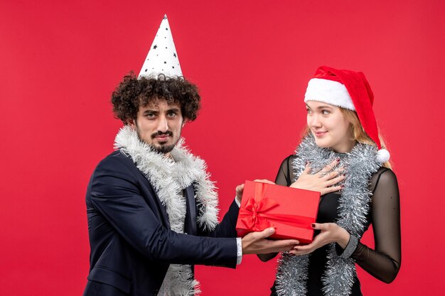 Pareja joven expresiva posando para la Navidad