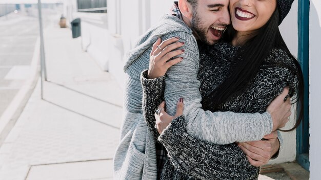 Pareja joven feliz abrazándose