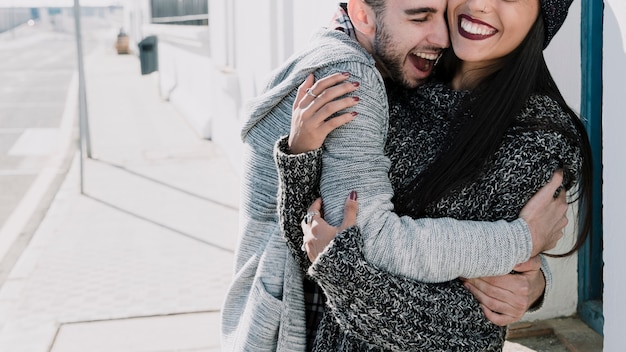 Pareja joven feliz abrazándose