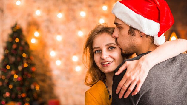 Pareja joven y feliz celebrando navidad juntos