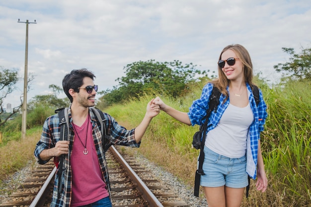 Pareja joven feliz en vías de tren