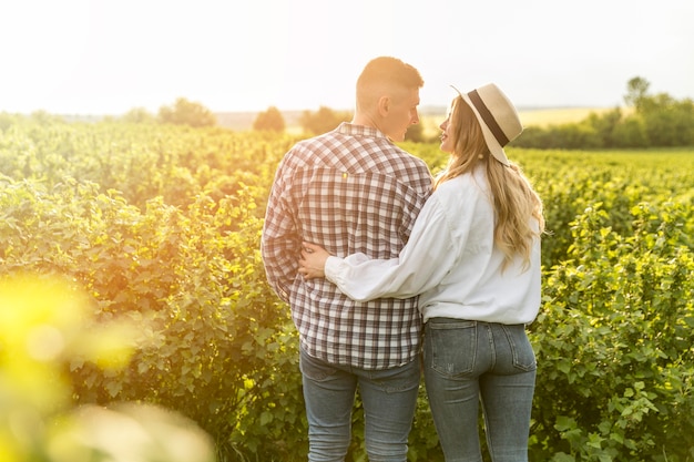 Foto gratuita pareja joven en la granja caminando