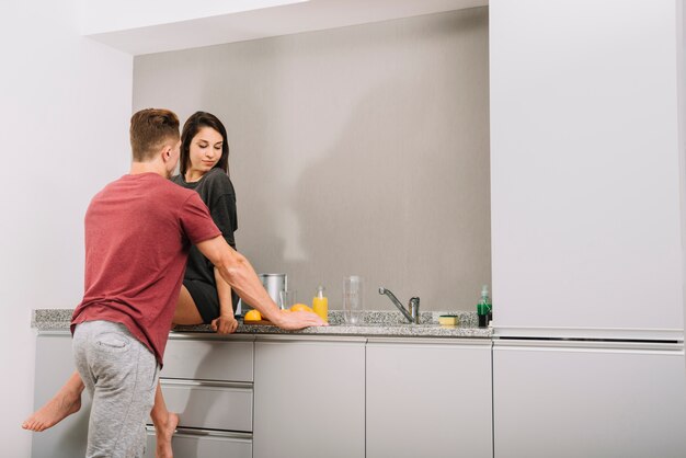 Pareja joven, hablar, en, cocina