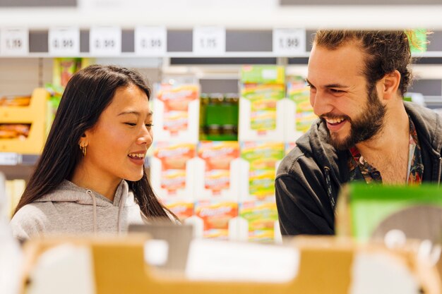 Pareja joven, hacer compras, en, supermercado