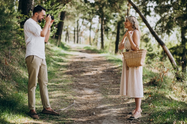 Pareja joven haciendo fotos en el bosque